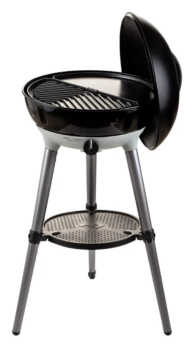 Geöffneter Cadac Carri Chef 40 BBQ mit sichtbarer Grillfläche, hochgeklapptem Deckel und dreibeinigem Standfuß