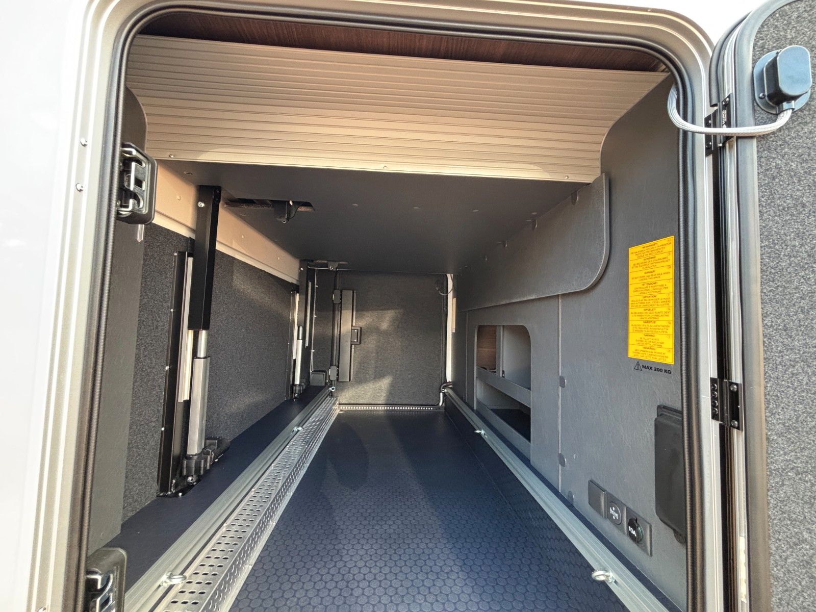 ADRIA Coral Supreme 670DC 2027,