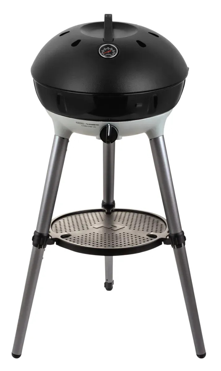 Geschlossener Cadac Carri Chef 40 BBQ mit schwarzem Deckel, integriertem Thermometer und stabilem dreibeinigem Gestell