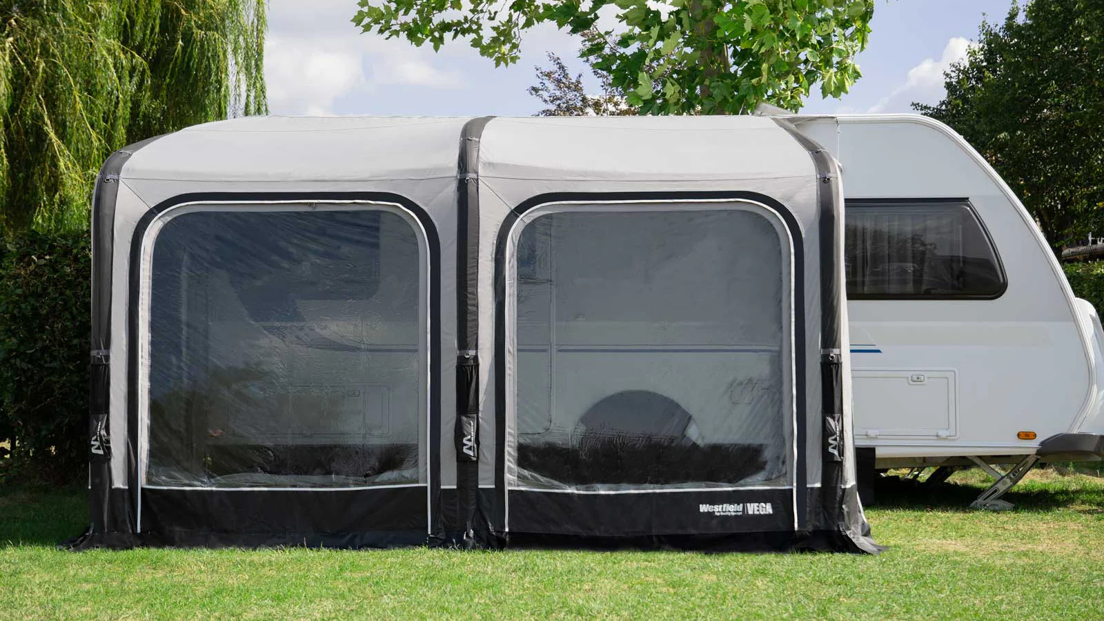Frontansicht des Westfield Vega 375 Luftvorzelts mit großen Panoramafenstern, Anbauhöhe 235–255 cm