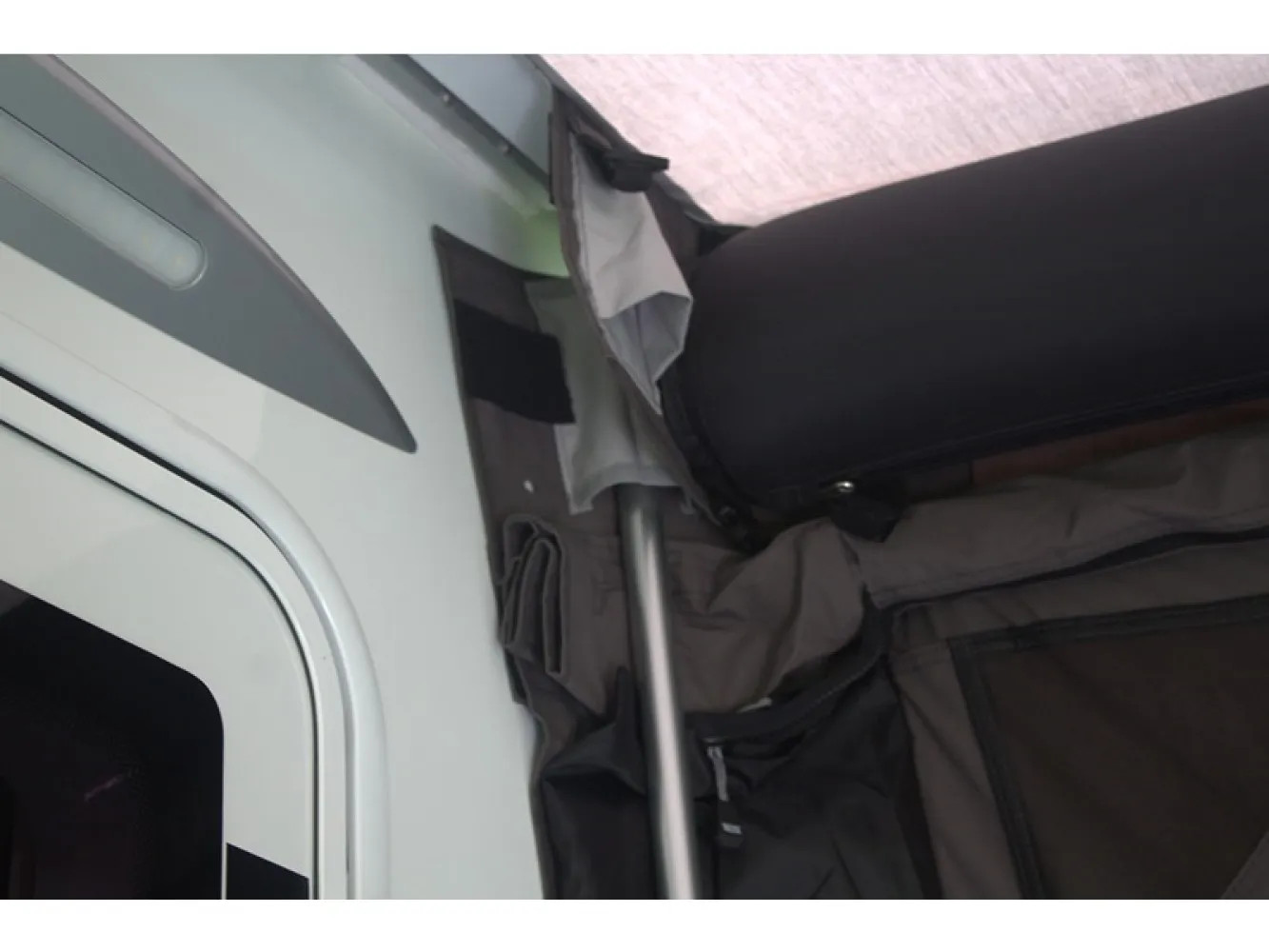Detailansicht des Telta Pure 390 Vorzelts mit Gestänge und Andockprofil am Wohnwagen