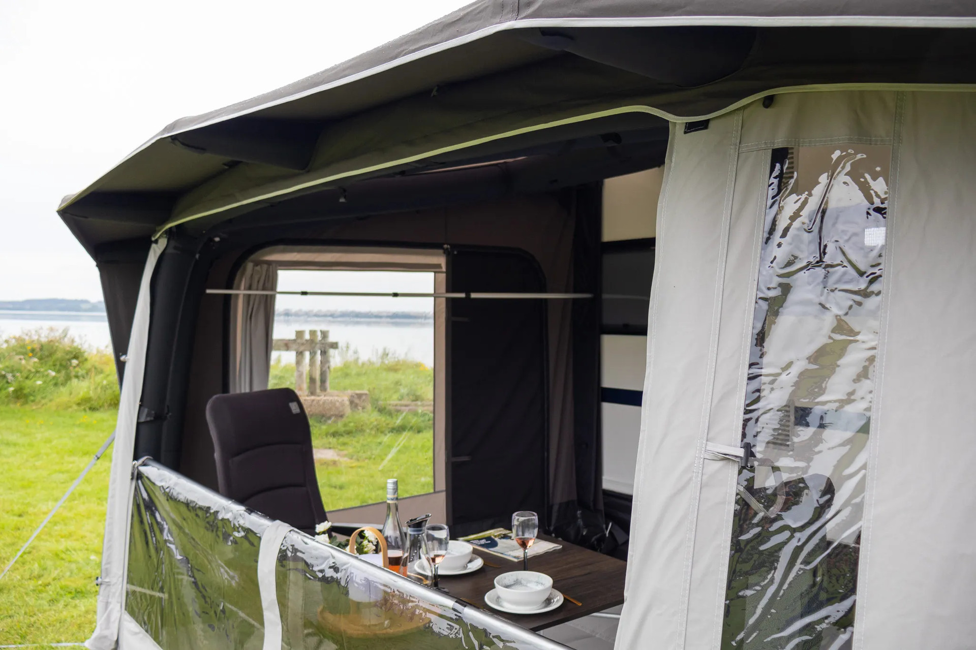 Frontbereich des Telta Scenic 390 Vorzelts mit gedecktem Tisch und Blick nach draußen