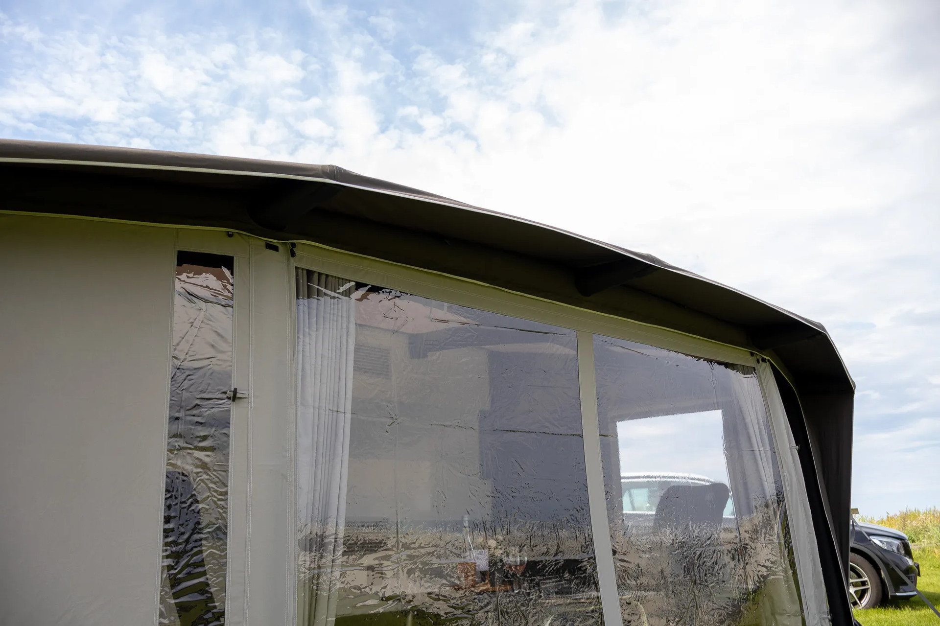 Detailaufnahme der großen Frontfenster beim Telta Scenic 490 Vorzelt mit stabilem Dachüberstand