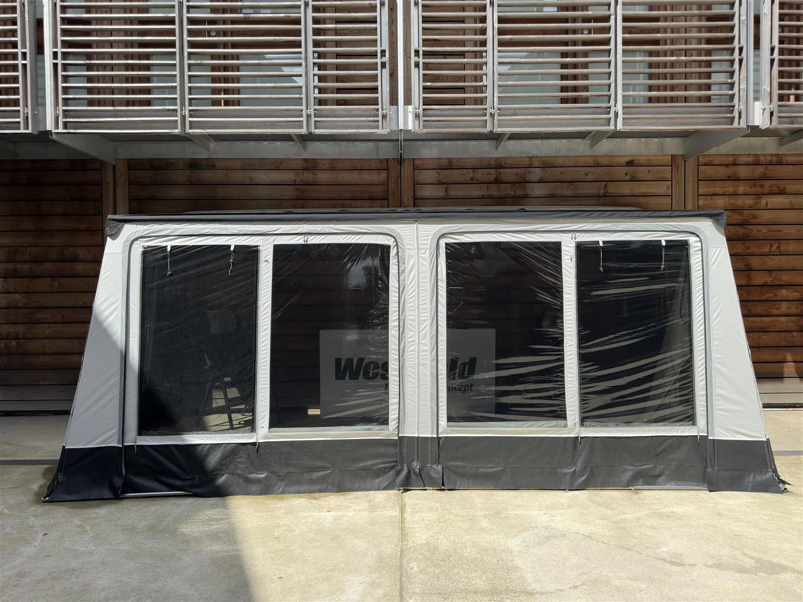 Aufgebautes Westfield Luna Plus 11 Markisenzelt in Frontansicht mit großen Fensterflächen