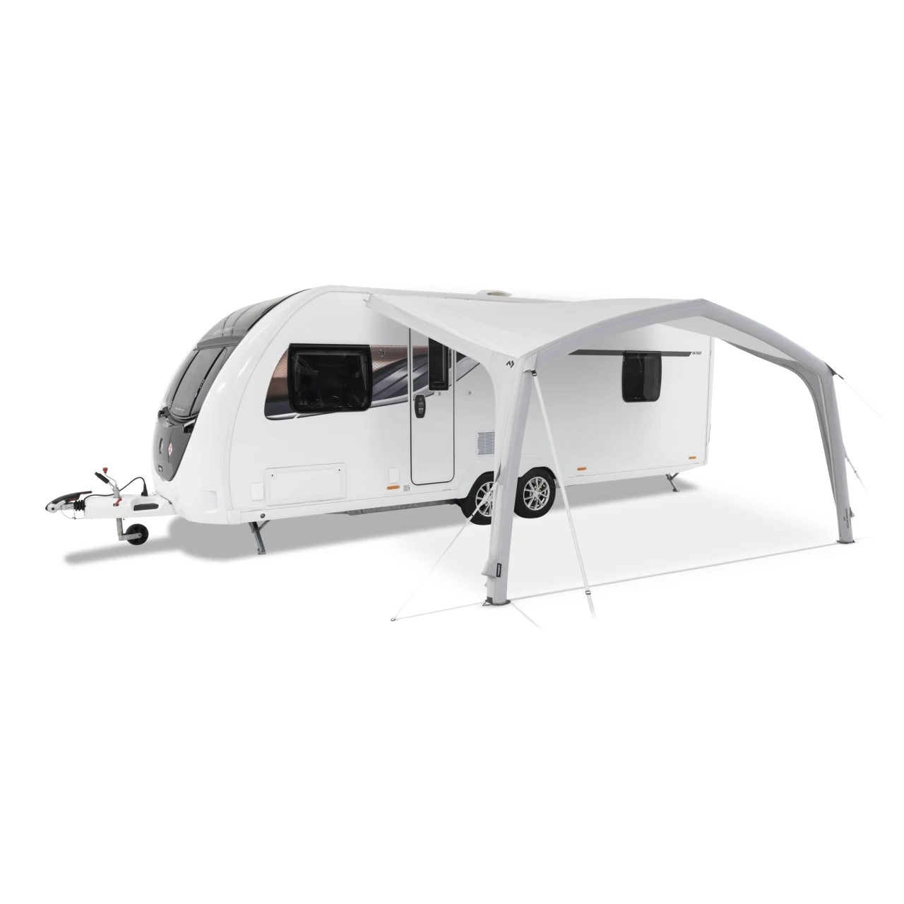 Am Wohnwagen montiertes Dometic Sunshine AIR Tour 300 Sonnendach mit Abspannung auf weißem Hintergrund.