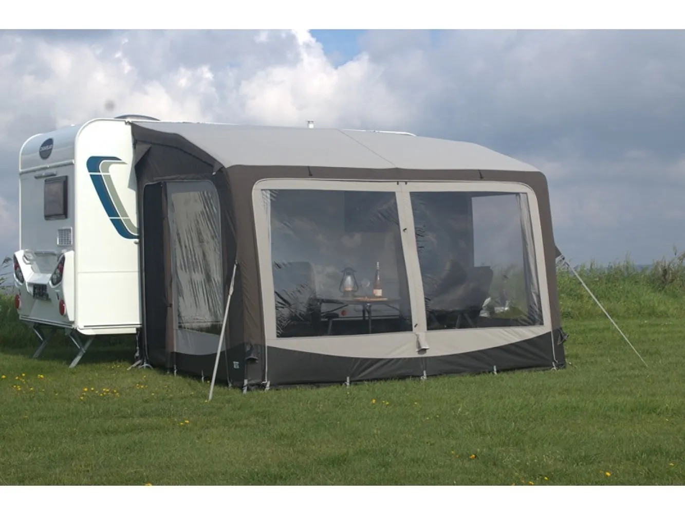 Schrägansicht des Telta Pure 390 Vorzelts am Wohnmobil mit großen Frontfenstern und Blick ins Innere