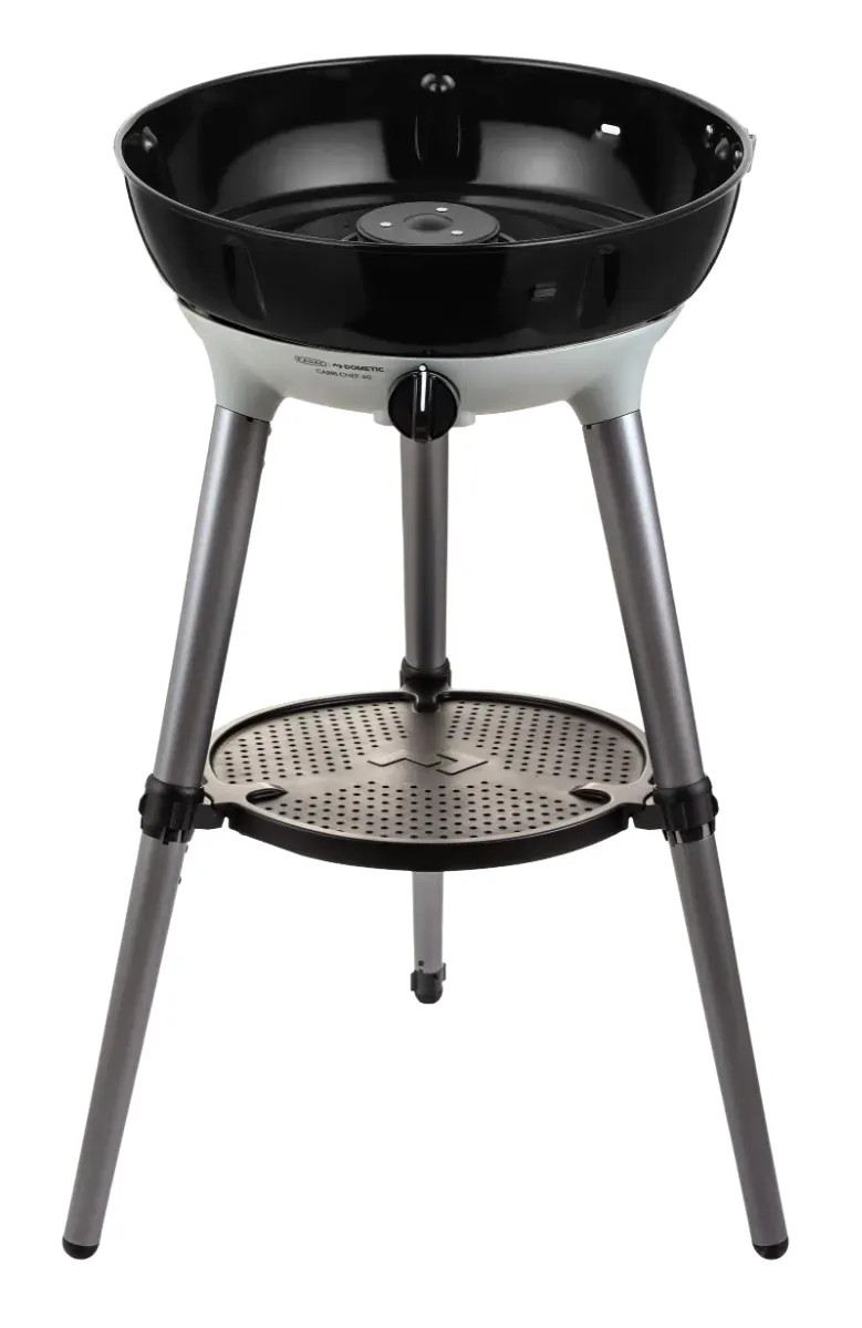 Ohne Grillaufsatz steht der Cadac Carri Chef 40 BBQ auf seinem dreibeinigen Gestell mit Ablagefläche