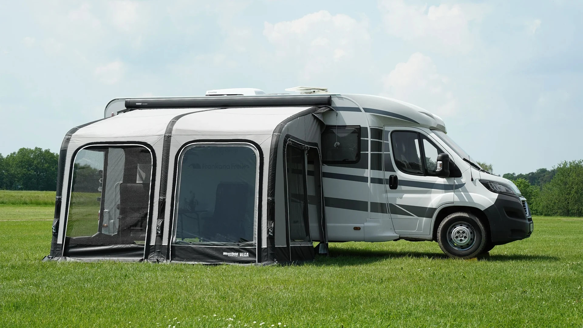 Frontnsicht des Westfield Vega 330 Luftvorzelts mit Anbindung an einen Camper Van, Anbauhöhe 255–285 cm