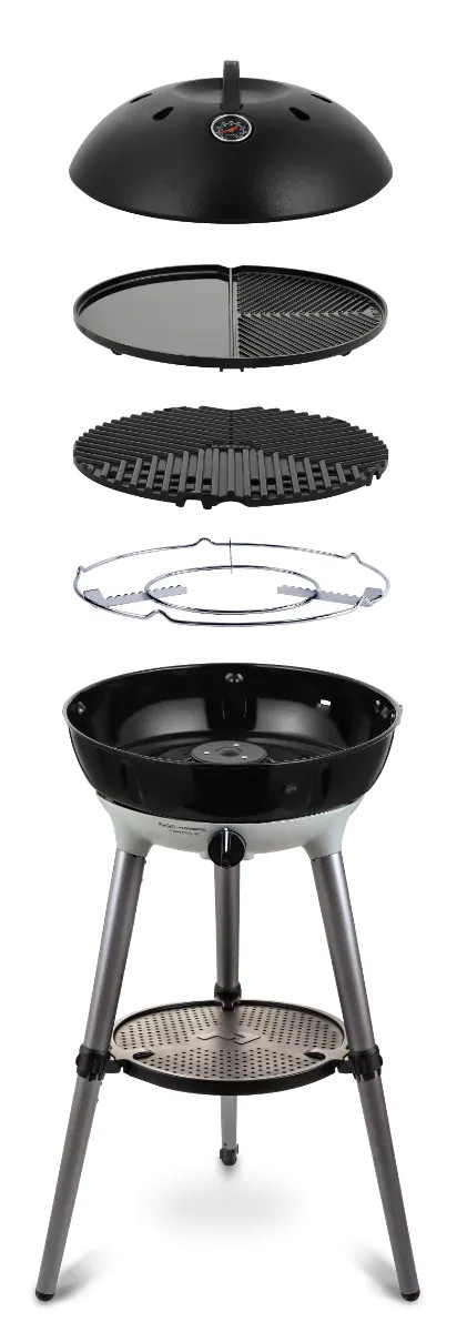 In Einzelteilen dargestellter Cadac Carri Chef 40 BBQ mit Deckel, Grillplatten, Grillrost, Topfständer und dreibeinigem Gestell