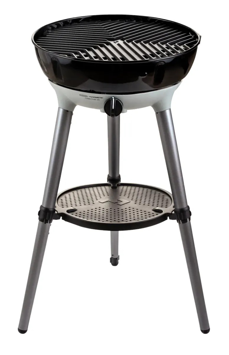 Mit eingesetztem Grillrost zeigt sich der Cadac Carri Chef 40 BBQ auf dreibeinigem Gestell in Schwarz und Silber