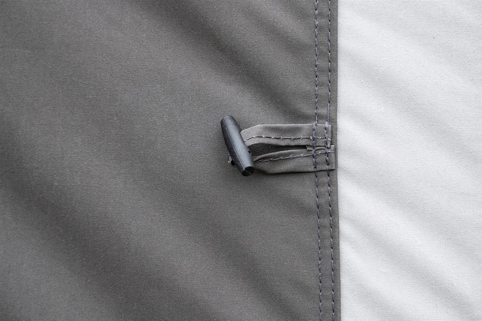 Detailaufnahme einer stabilen Befestigungsschlaufe am Telta Life 390 Vorzelt mit sauber verarbeiteten Nähten