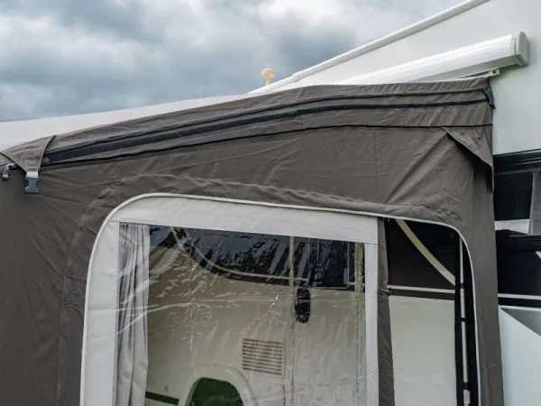 Detailaufnahme des Reißverschlusses und Materials am Telta Life 330 Vorzelt mit sichtbarer Nahtverarbeitung