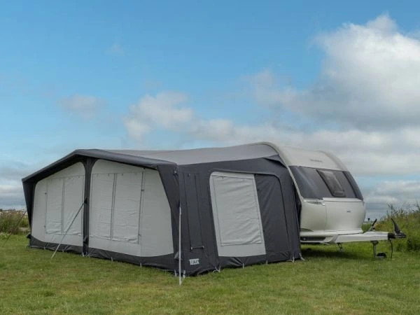 Komplett geschlossene Seitenwand am Telta Apex Luftvorzelt Größe 20 für besseren Schutz vor Wind und Wetter