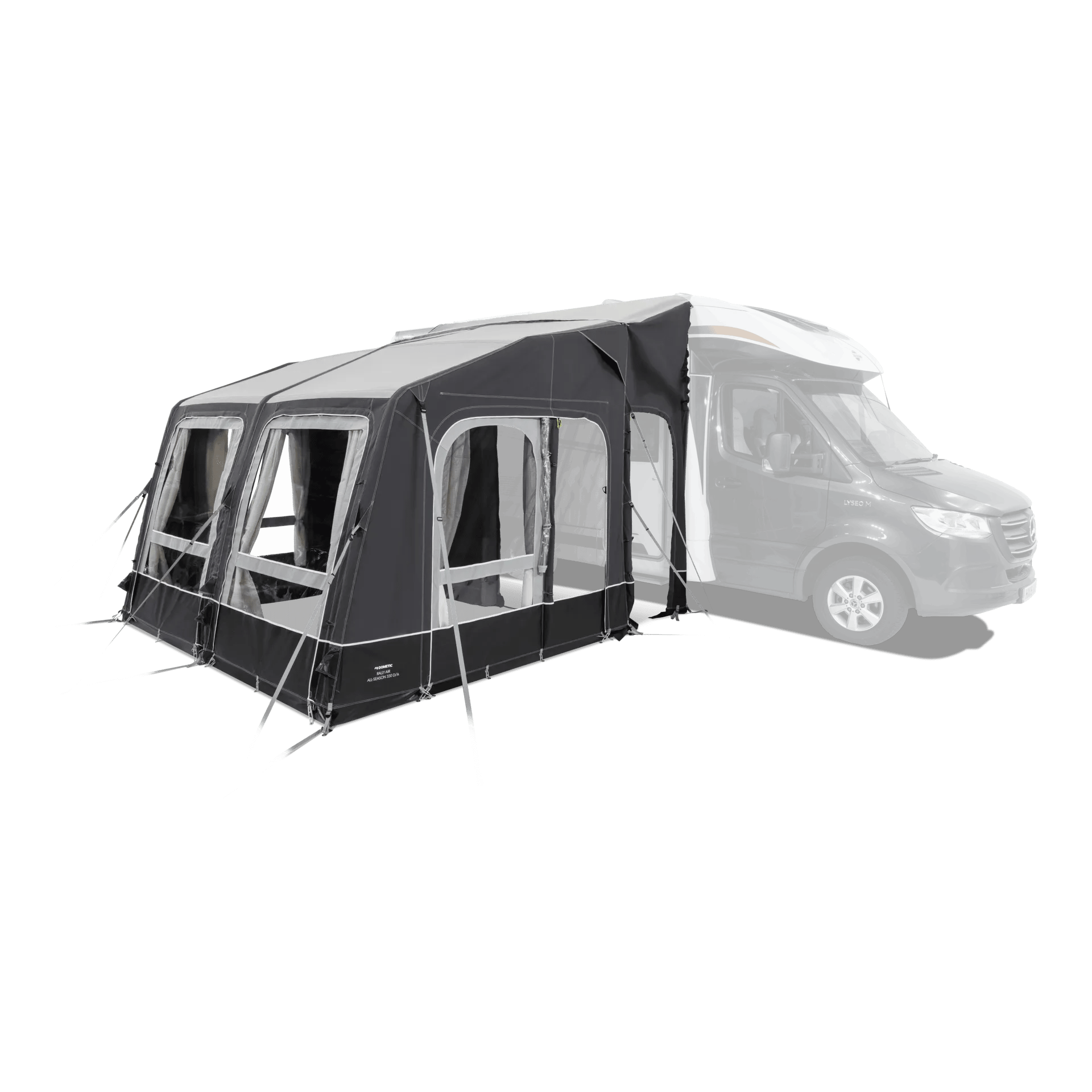 Seitenansicht eines angeschlossenen Wohnmobils mit aufgebautem Dometic Rally AIR All Season 330 Drive Away Vorzelt mit großen Fenstern und Abspannleinen freigestellt auf weißem Hintergrund