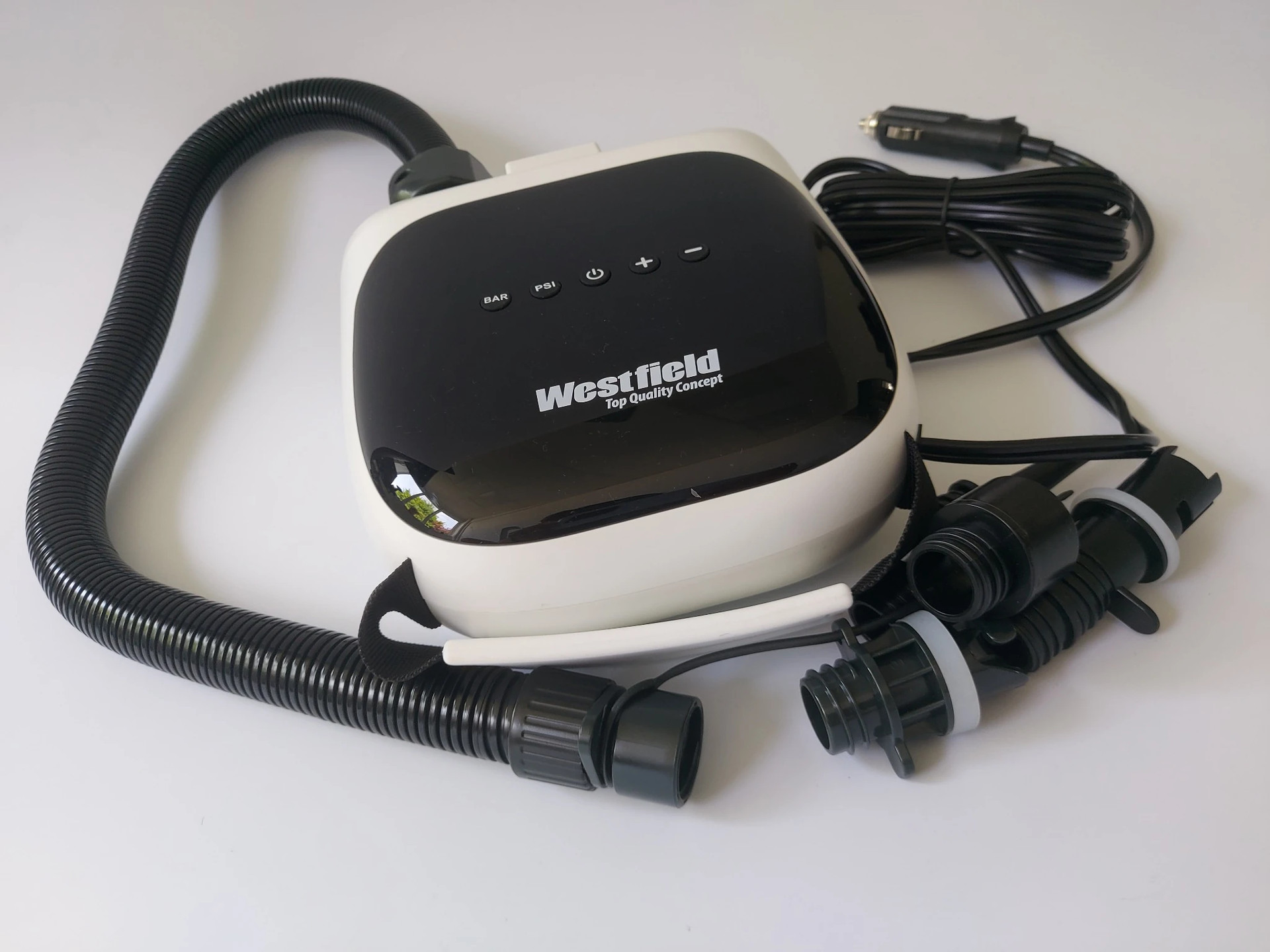 Westfield elektrische Luftpumpe mit Schlauch, 12-V-Stecker und mehreren Ventiladaptern als kompletter Lieferumfang.