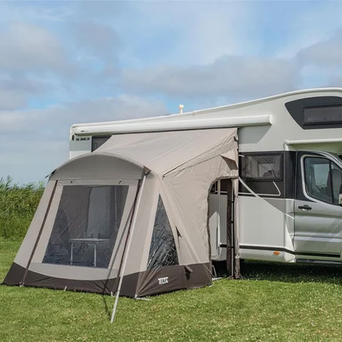 Telta Spirit 290 Vorzelt seitlich am Wohnmobil aufgebaut mit großen Fensterflächen und stabiler Abspannung
