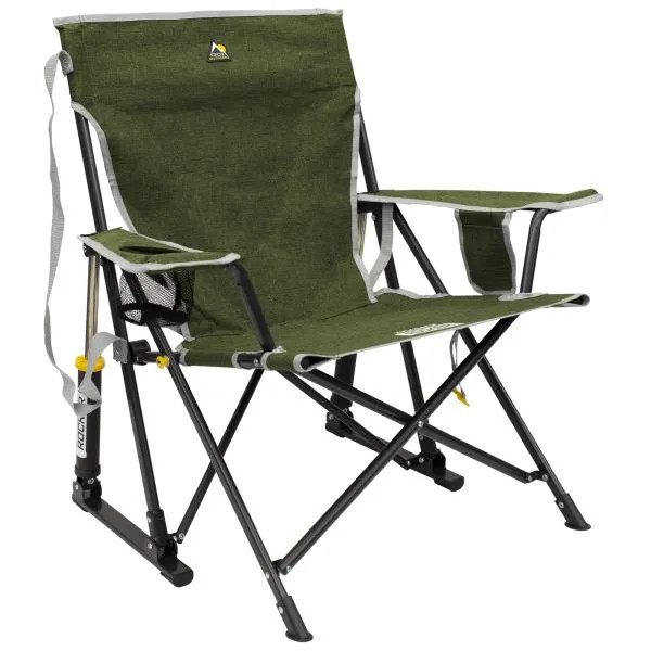 Olivgrüner GCI Kickback Rocker mit schwarzem Klappgestell, Armlehnen, Getränkehalter, Tragegurt und Rocker-Füßen für leichtes Schaukeln beim Camping.
