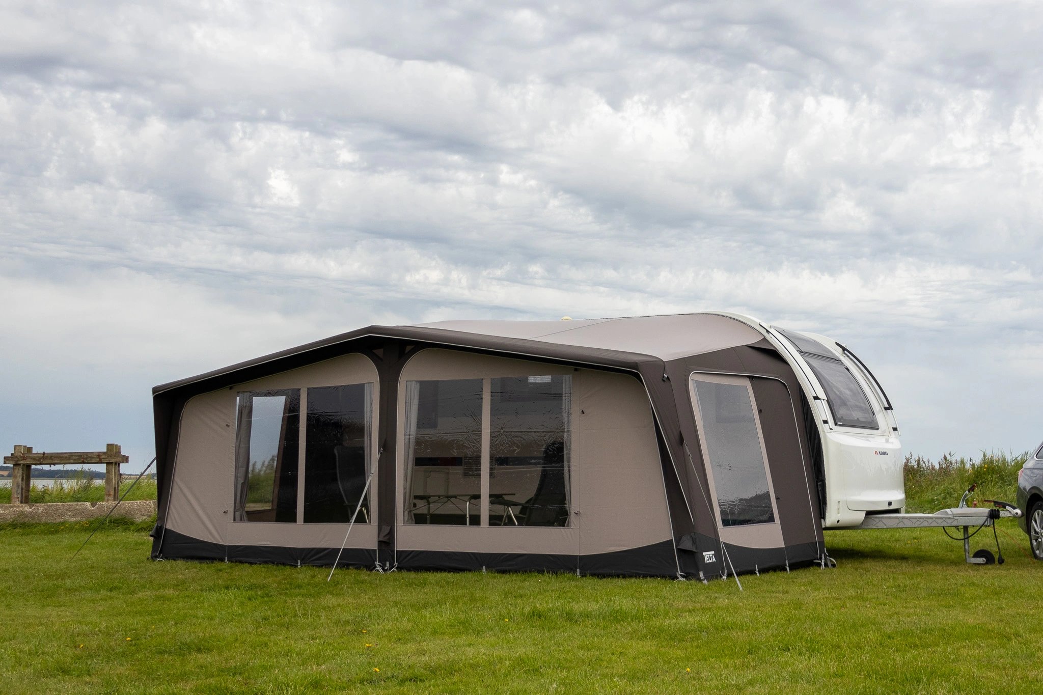 Telta Lounge Luftvorzelt Größe 10 aufgebaut neben Wohnwagen auf Campingplatz mit Blick auf die Außenseite