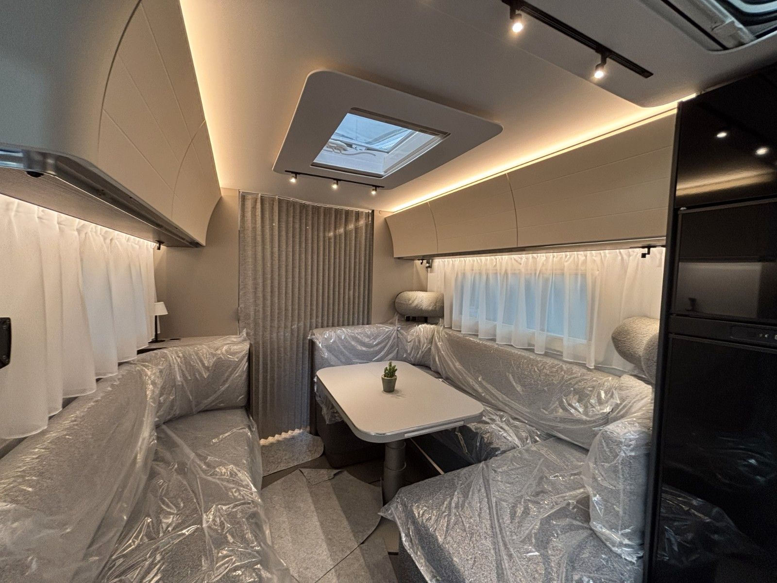 ADRIA Alpina 663 HT 2026 Frontküche,Heckbad,Backofen