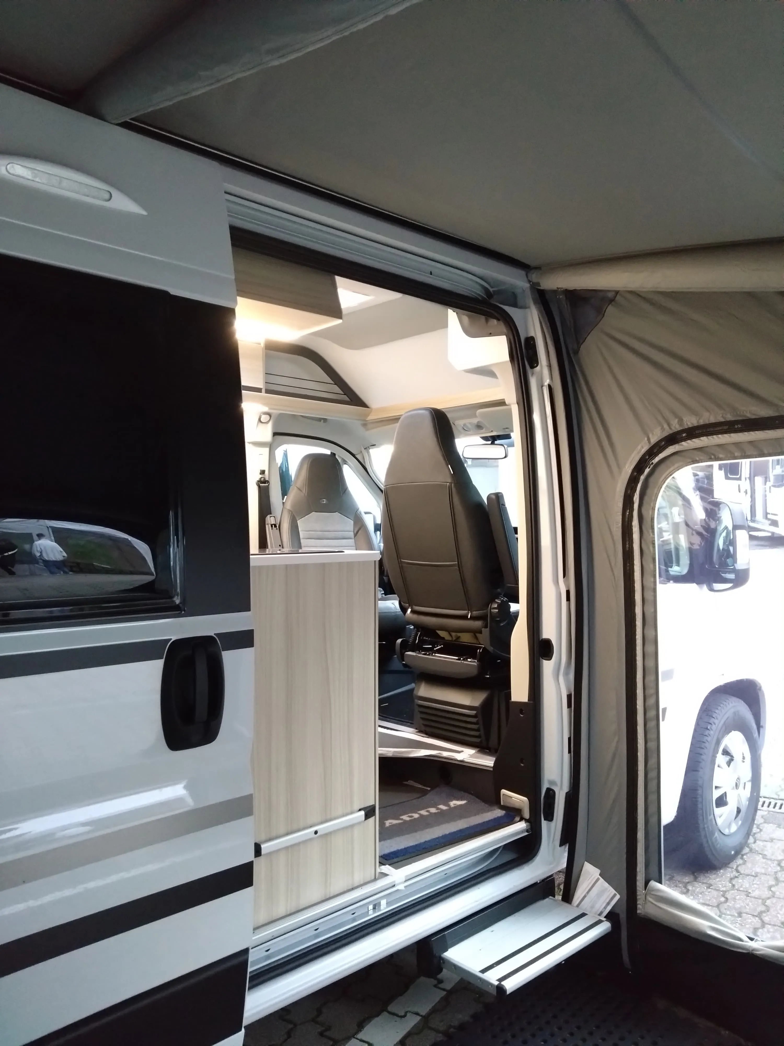 Durchgang vom Westfield Mars Kastenwagen Vorzelt in den Camper mit offener Schiebetür und direktem Zugang zum Innenraum des Kastenwagens