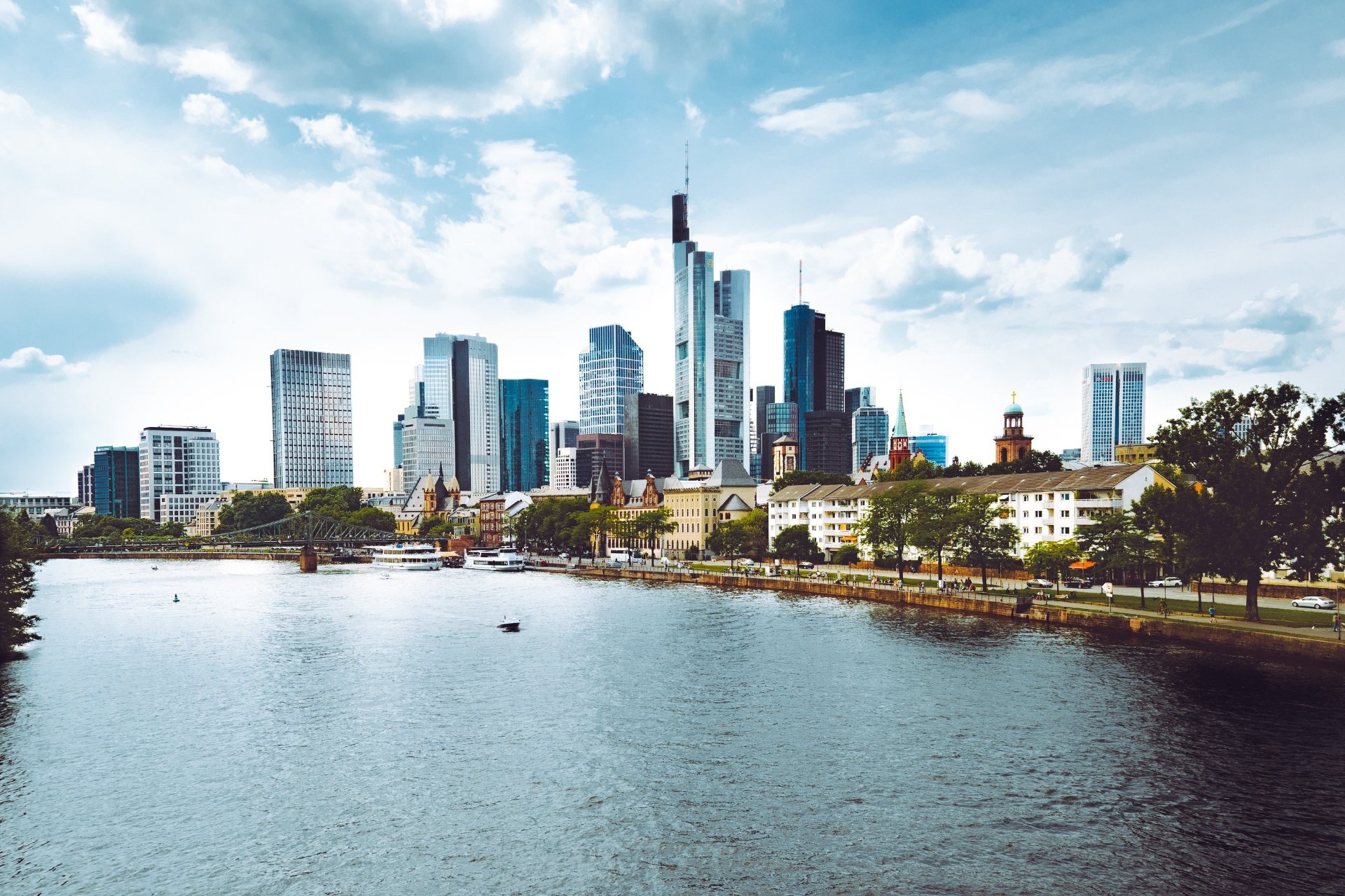 Mit dem Wohnmobil nach Frankfurt am Main: Ein Abenteuer zwischen Moderne und Natur