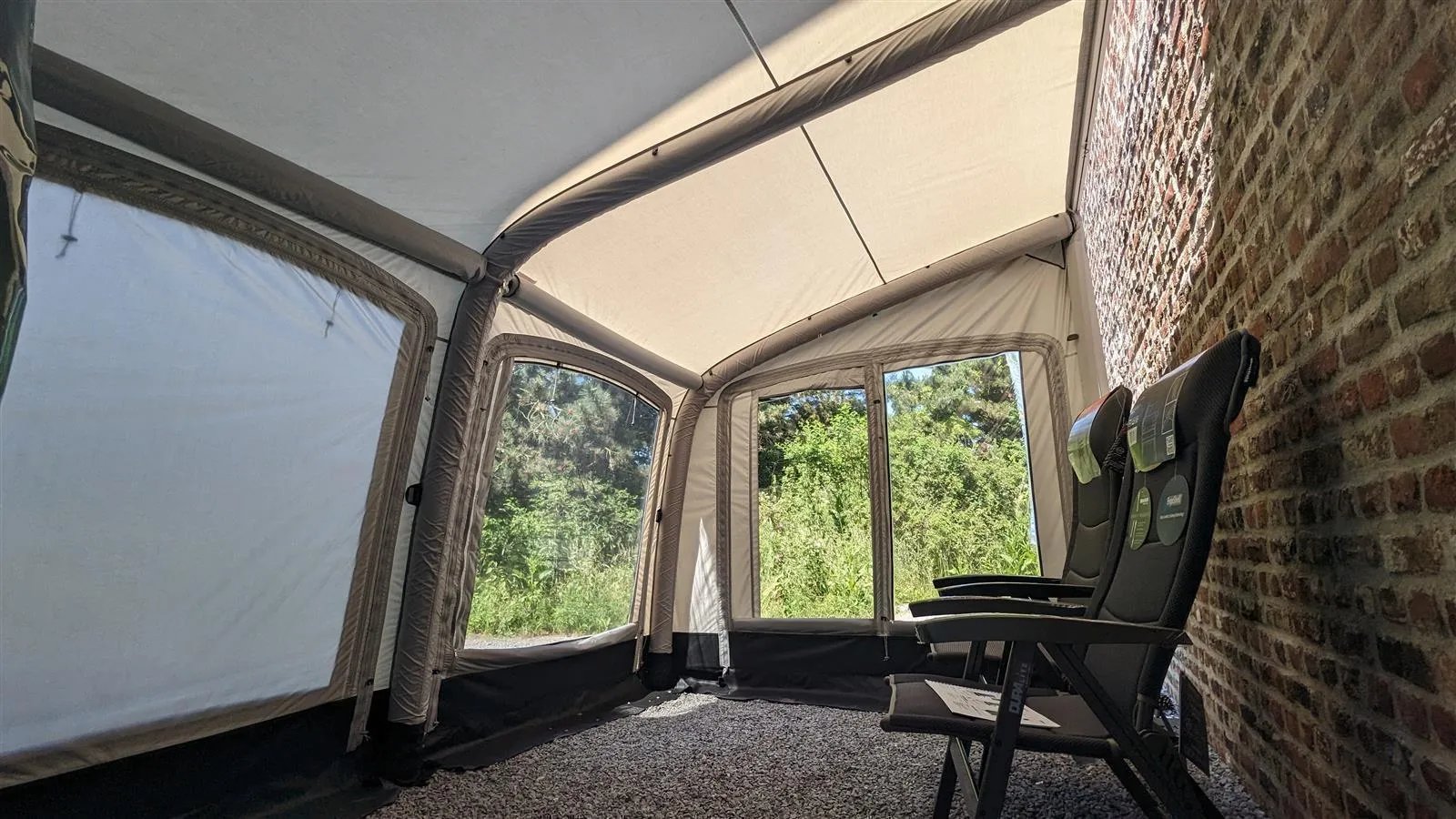 Campingmöbel im Innenraum des Westfield Vega 375 Luftvorzelts mit großen Fenstern