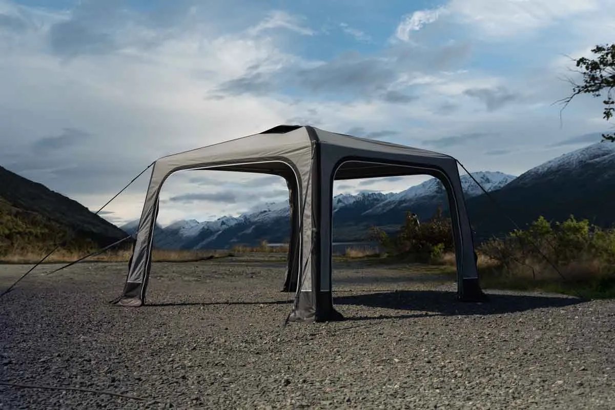 Offen aufgebautes Westfield Triton Pavillon Luftvorzelt ohne Seitenwände in bergiger Landschaft