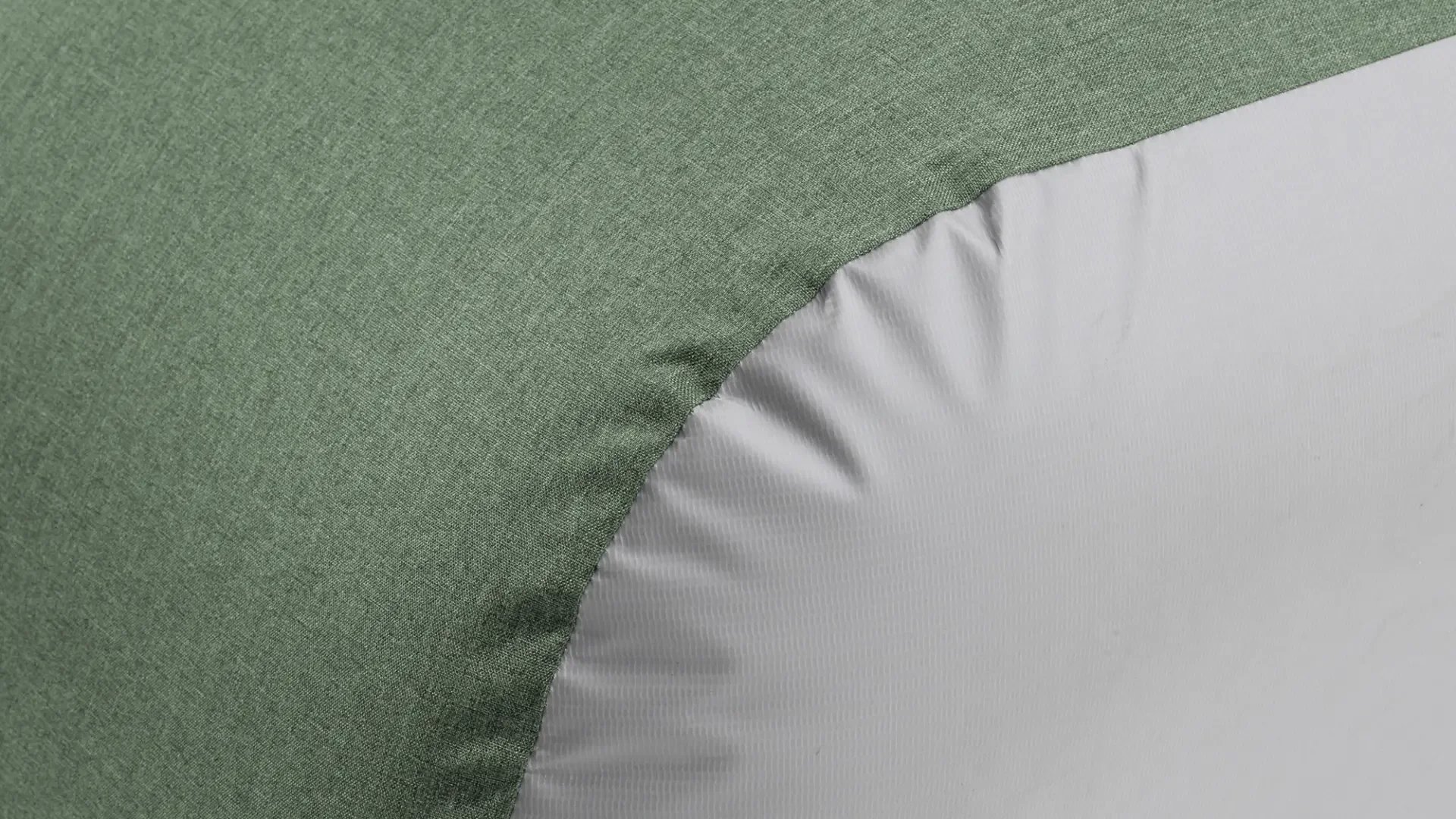 Der Materialübergang am Outwell Inflatable Furniture Laze Set macht die grüne Oberseite und die helle Unterseite sichtbar.