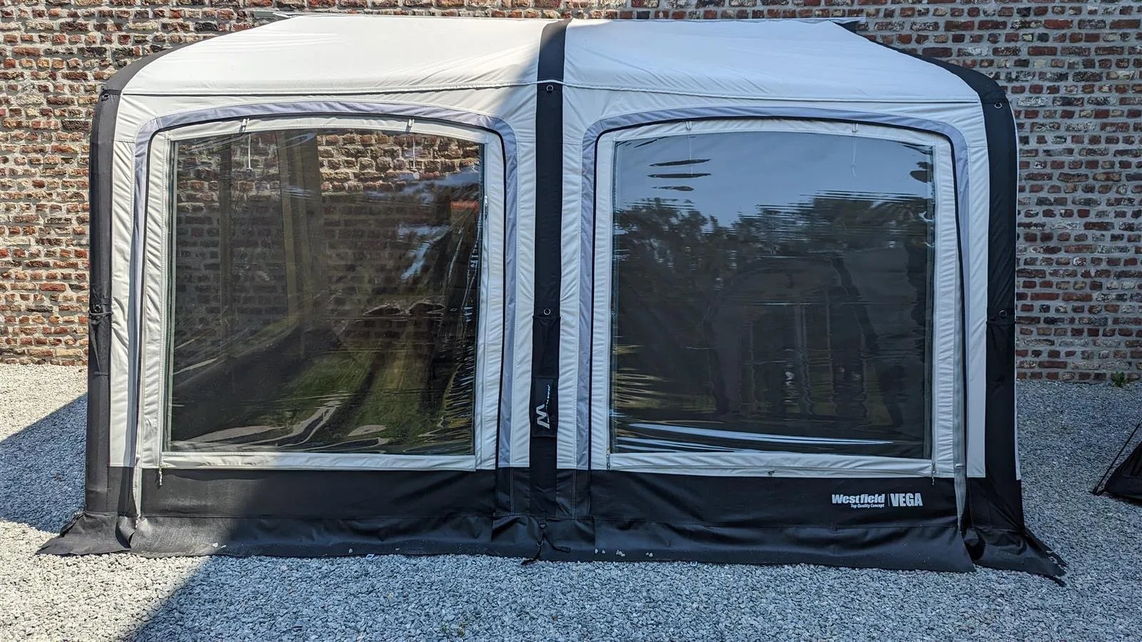 Große Frontfenster am aufgebauten Vega 375 Luftvorzelt von Westfield, Anbauhöhe 255–285 cm