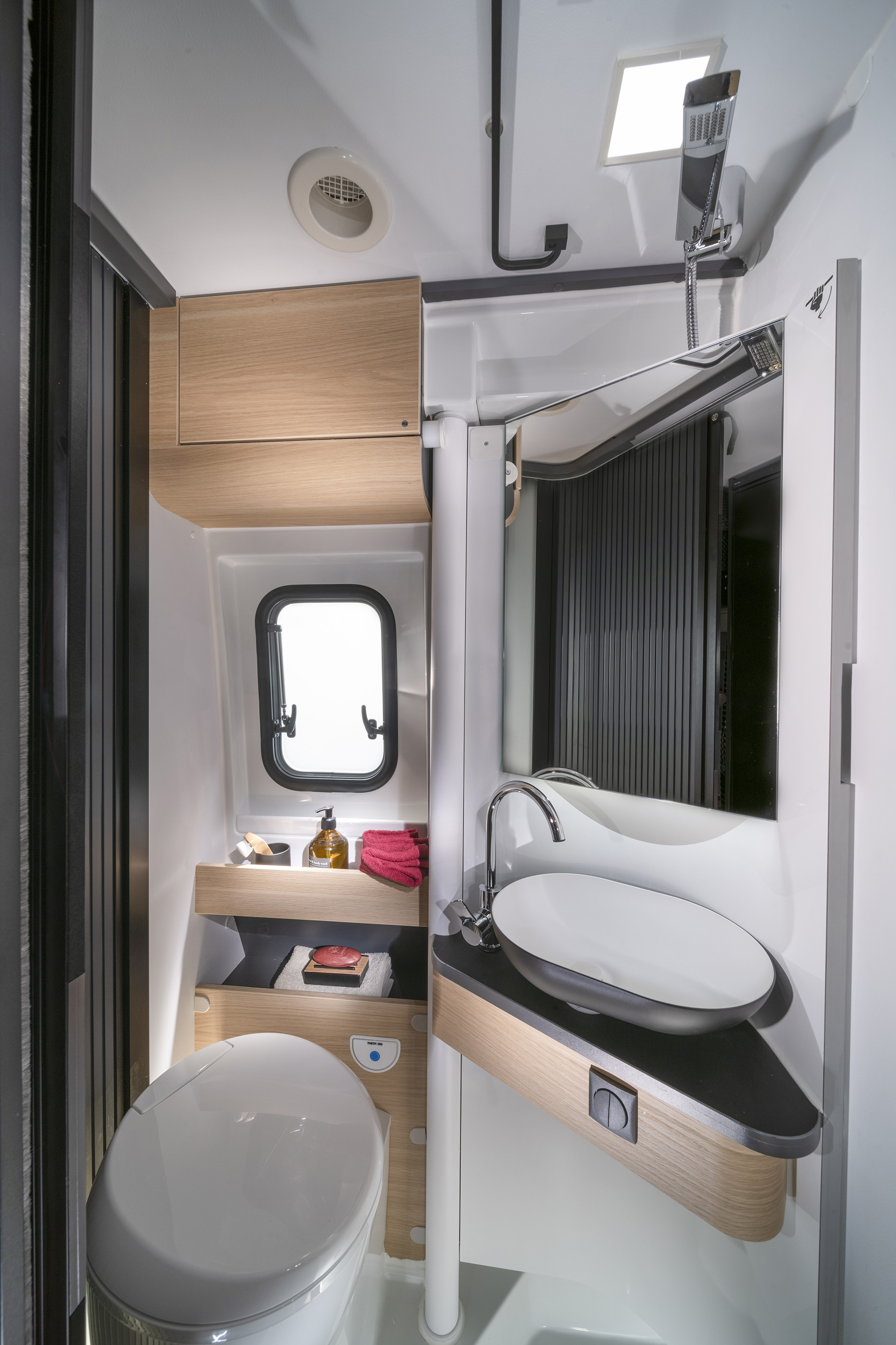 Adria-twin-max-680-sgx-Innenansicht-Badezimmer