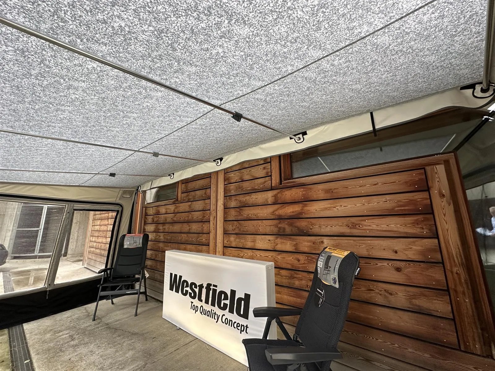 Seitliche Innenansicht im Westfield Luna Plus 11 Markisenzelt mit Blick auf Fensterflächen