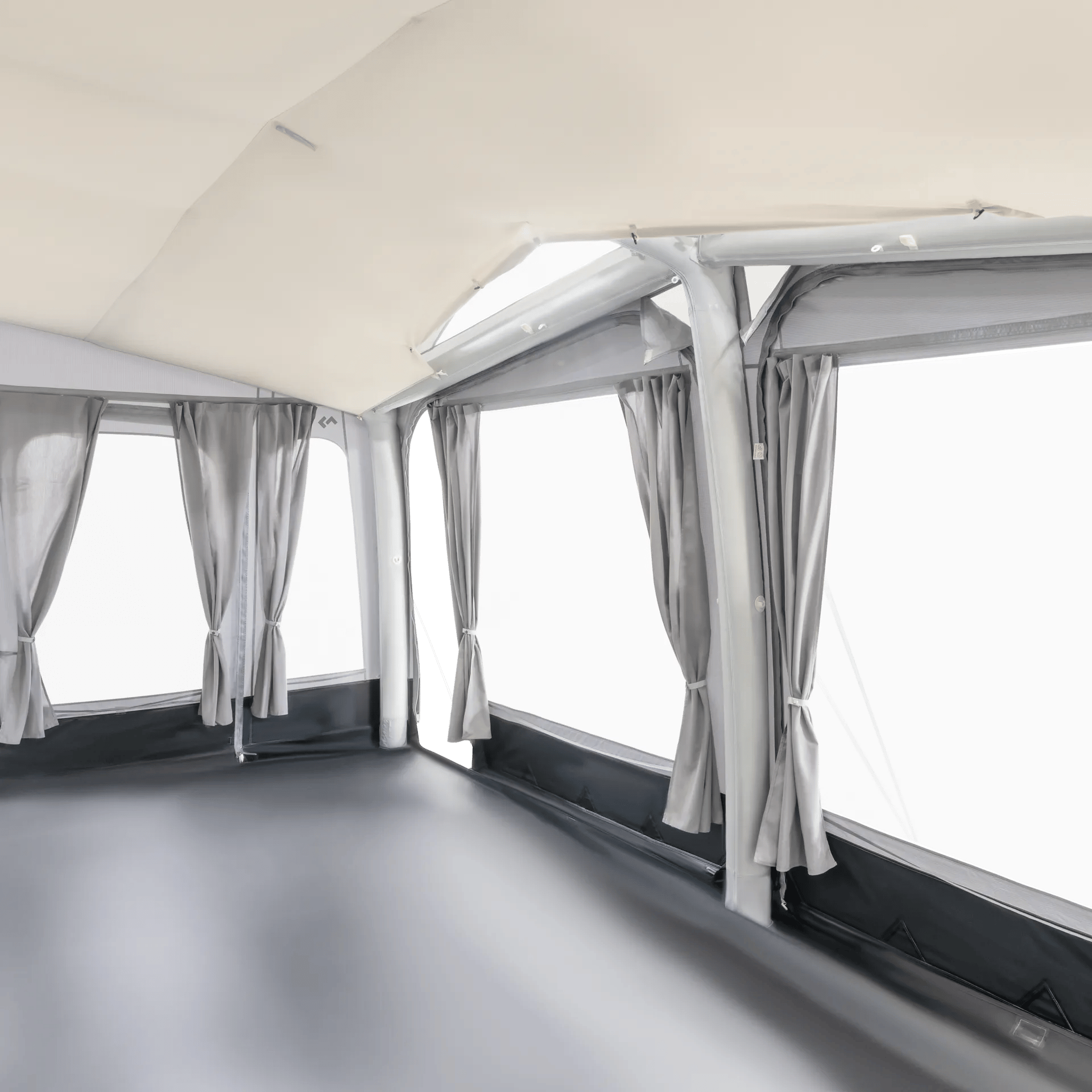 Innenraum eines Dometic Residence AIR Tour 18 Vorzelts mit großen Fenstern, hellen Vorhängen und stabiler Luftgestänge Konstruktion