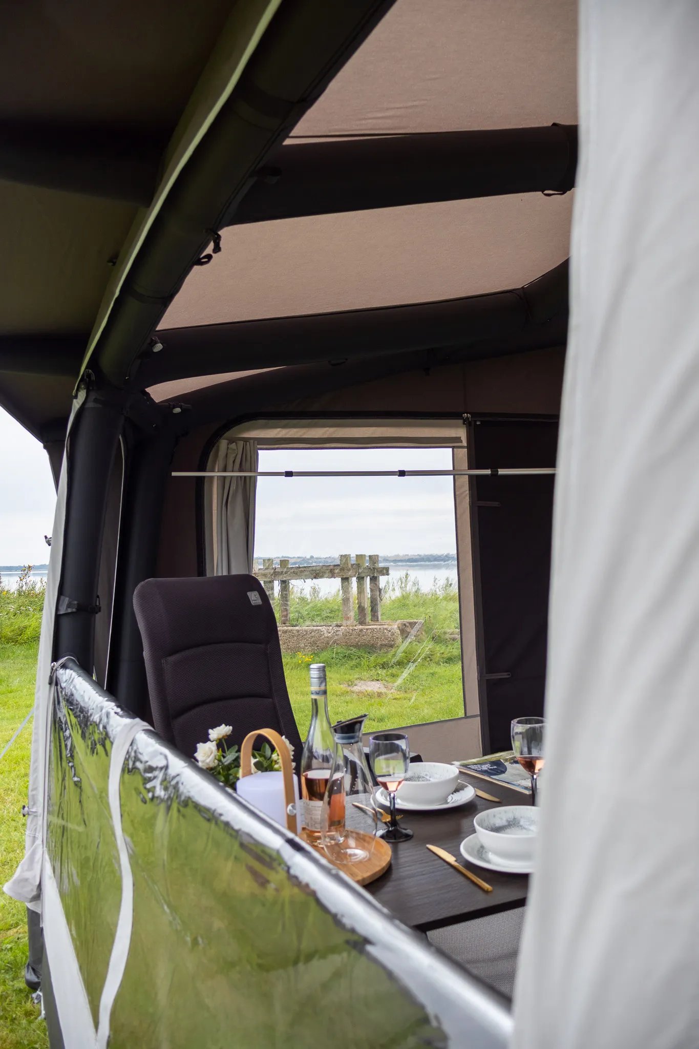 Dachluftschläuche im Innenraum des Telta Scenic 390 Vorzelts mit Fensterblick