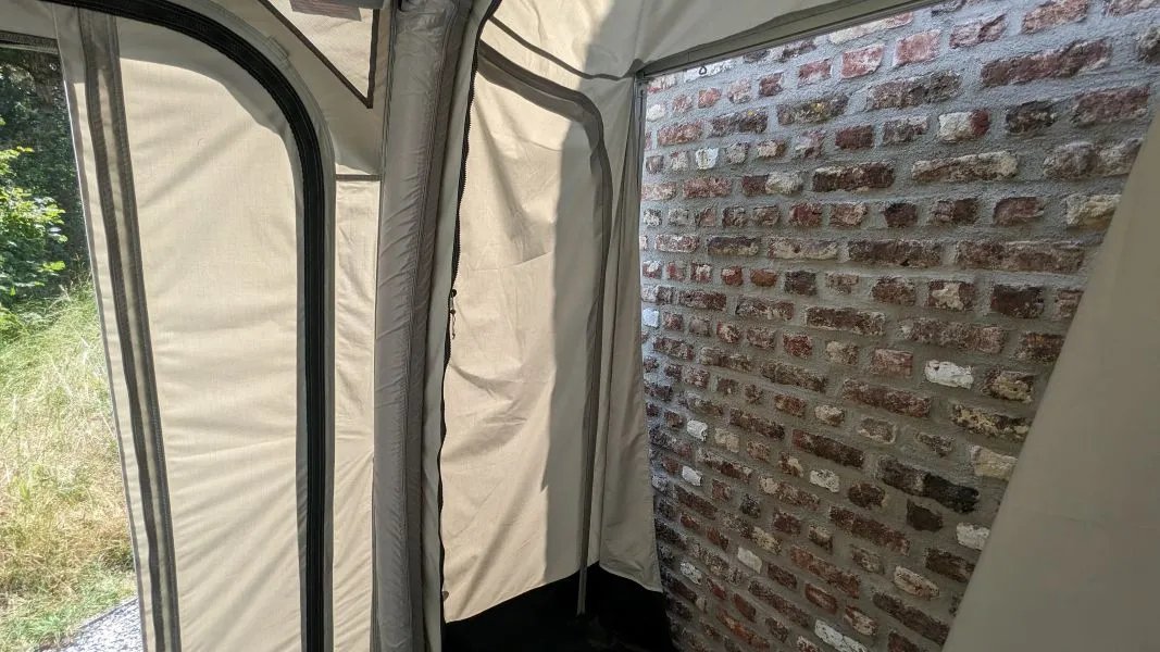 Innenansicht der Westfield Orion 2.0 Luftvorzelt Andockschleuse entlang einer Hauswand