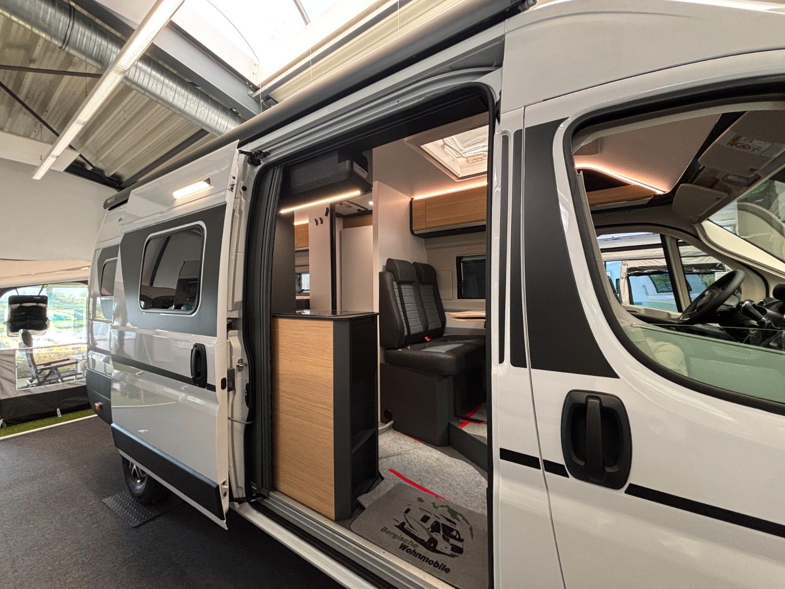 Adria Twin 640 SGX White Edition