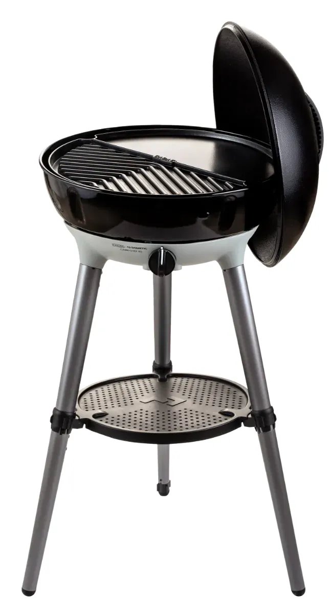 Geöffneter Cadac Carri Chef 40 BBQ mit sichtbarer Grillfläche, hochgeklapptem Deckel und dreibeinigem Standfuß