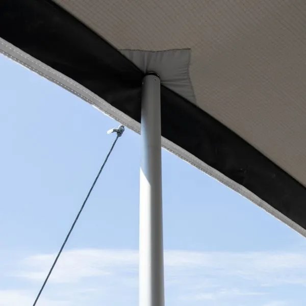 Befestigungspunkt am Dach des Westfield Canopy Shady Pro Sonnendachs 305 cm mit Gestänge und Abspannung für stabilen Halt