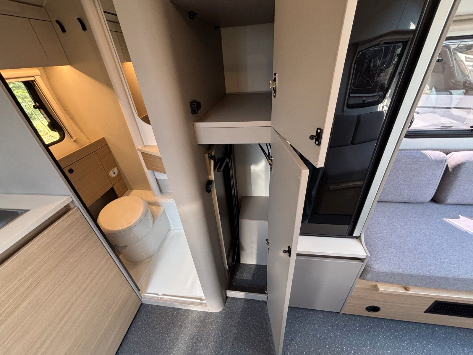 Adria Action 391 LH, Mover, Applikationen Grau 2026
