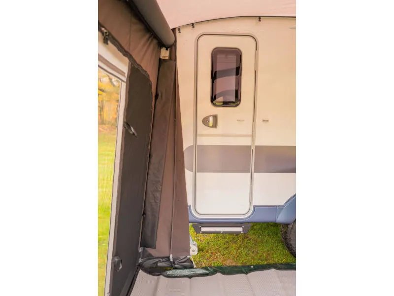 Türbereich des Telta Action 361/391 Wohnwagen Vorzelts mit Zugang zur Caravan Tür im Innenbereich