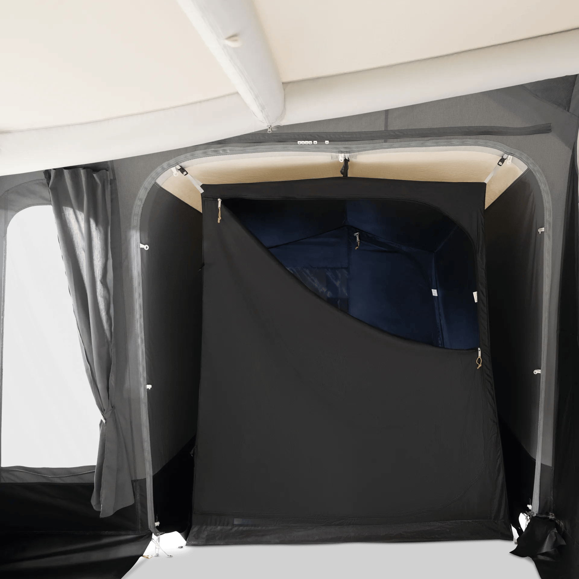 Innenansicht des Dometic Residence AIR Stay Tall Annexe mit eingehängter Schlafkabine als separater Schlafbereich