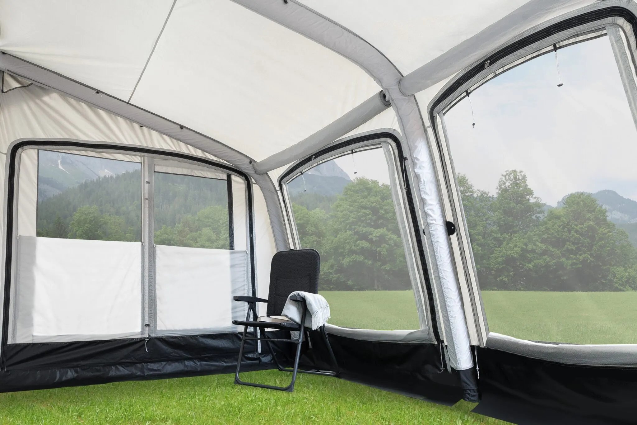 Innenansicht mit Panoramafenstern im Vega 375 Luftvorzelt und Blick nach draußen, Anbauhöhe 255–285 cm
