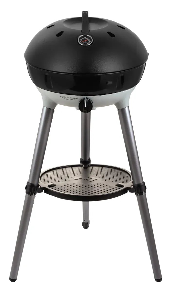 Geschlossener Cadac Carri Chef 40 BBQ mit schwarzem Deckel, integriertem Thermometer und stabilem dreibeinigem Gestell