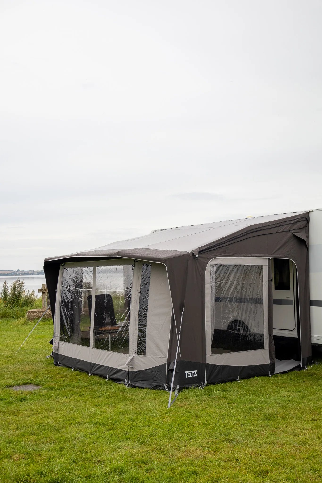 Seitlicher Andockbereich des Telta Scenic 390 Vorzelts mit Front- und Seitenfenstern