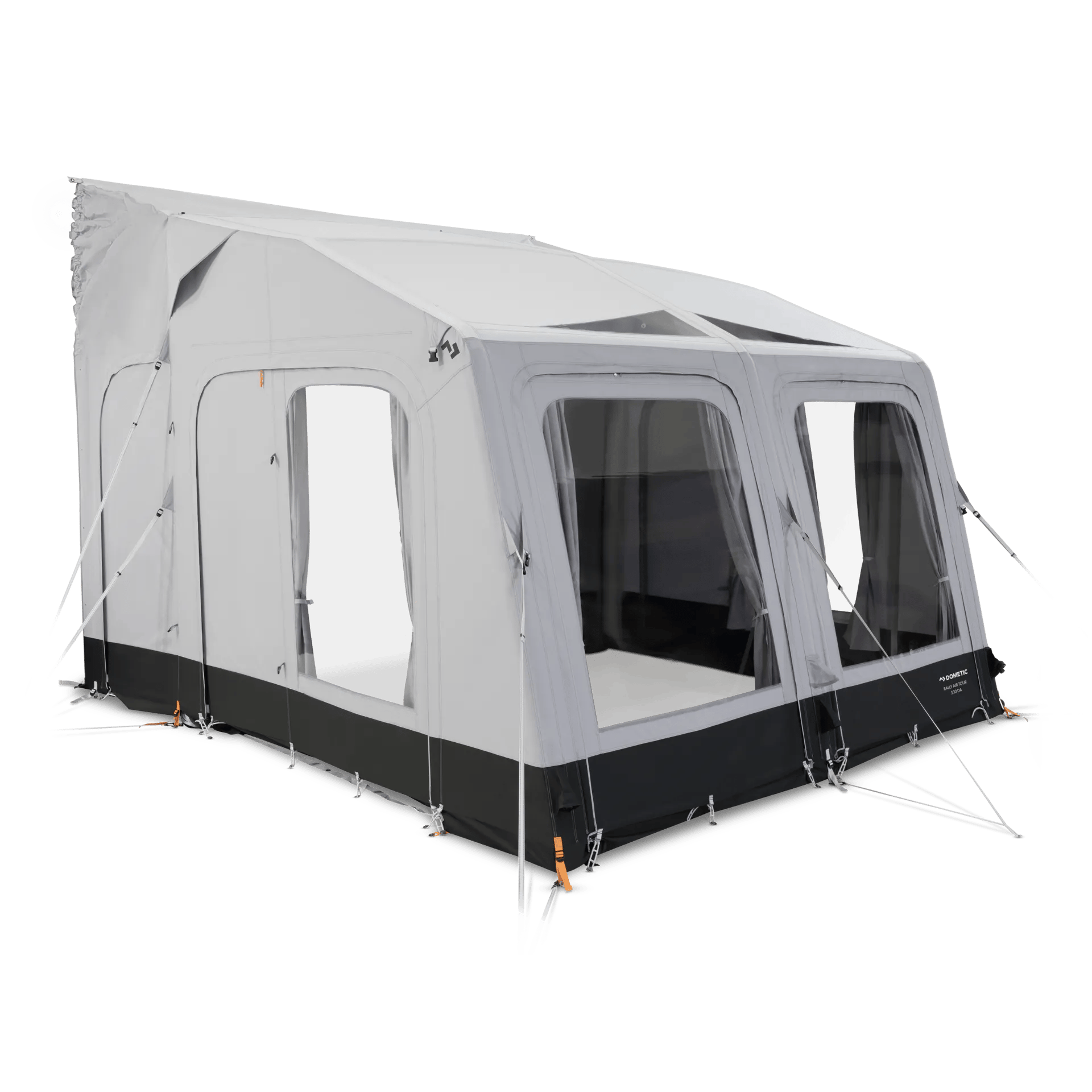 Großes aufblasbares Dometic Rally AIR Tour 390 Drive-Away Vorzelt in schräger Ansicht mit mehreren Fenstern, Seiteneingang und stabiler Abspannung