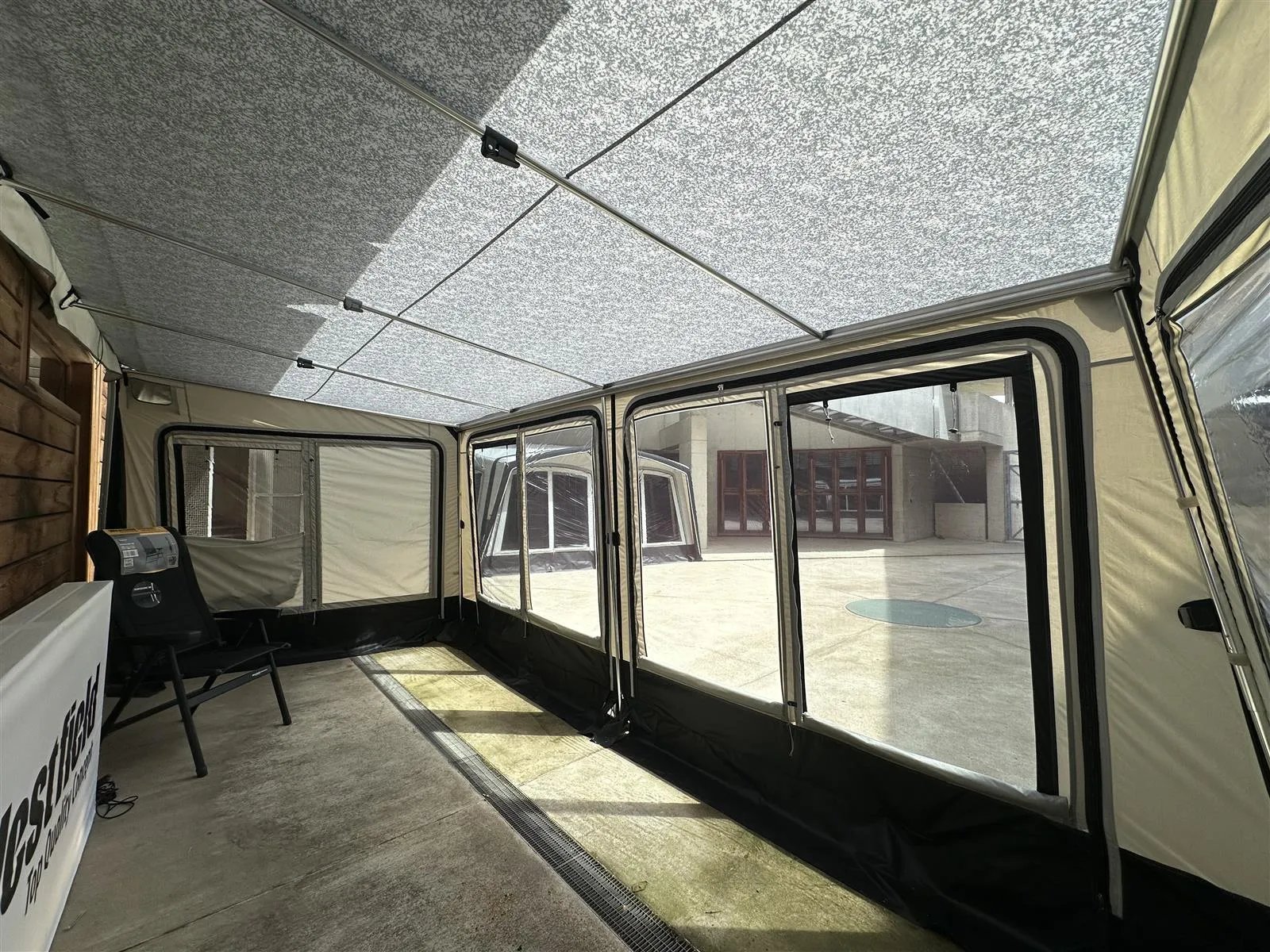 Innenansicht des Westfield Luna Plus 11 Markisenzeltes mit großen Fensterflächen und hellem Innenraum