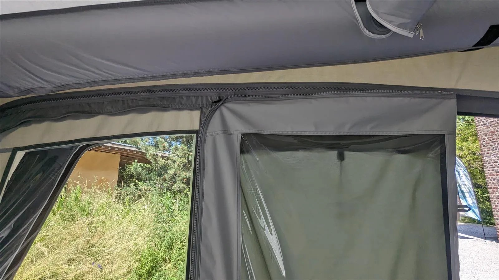 Detailaufnahme der Frontwand im Westfield Pluto XL 2.0 Vorzelt Größe 11 mit stabilem Reißverschluss und Fensterbereich