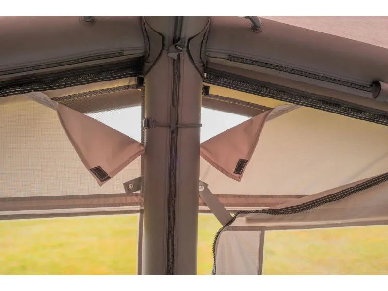 Dachbelüftung des Telta Action 361/391 Wohnwagen Vorzelts mit geöffneten Ventilationsklappen im Innenbereich