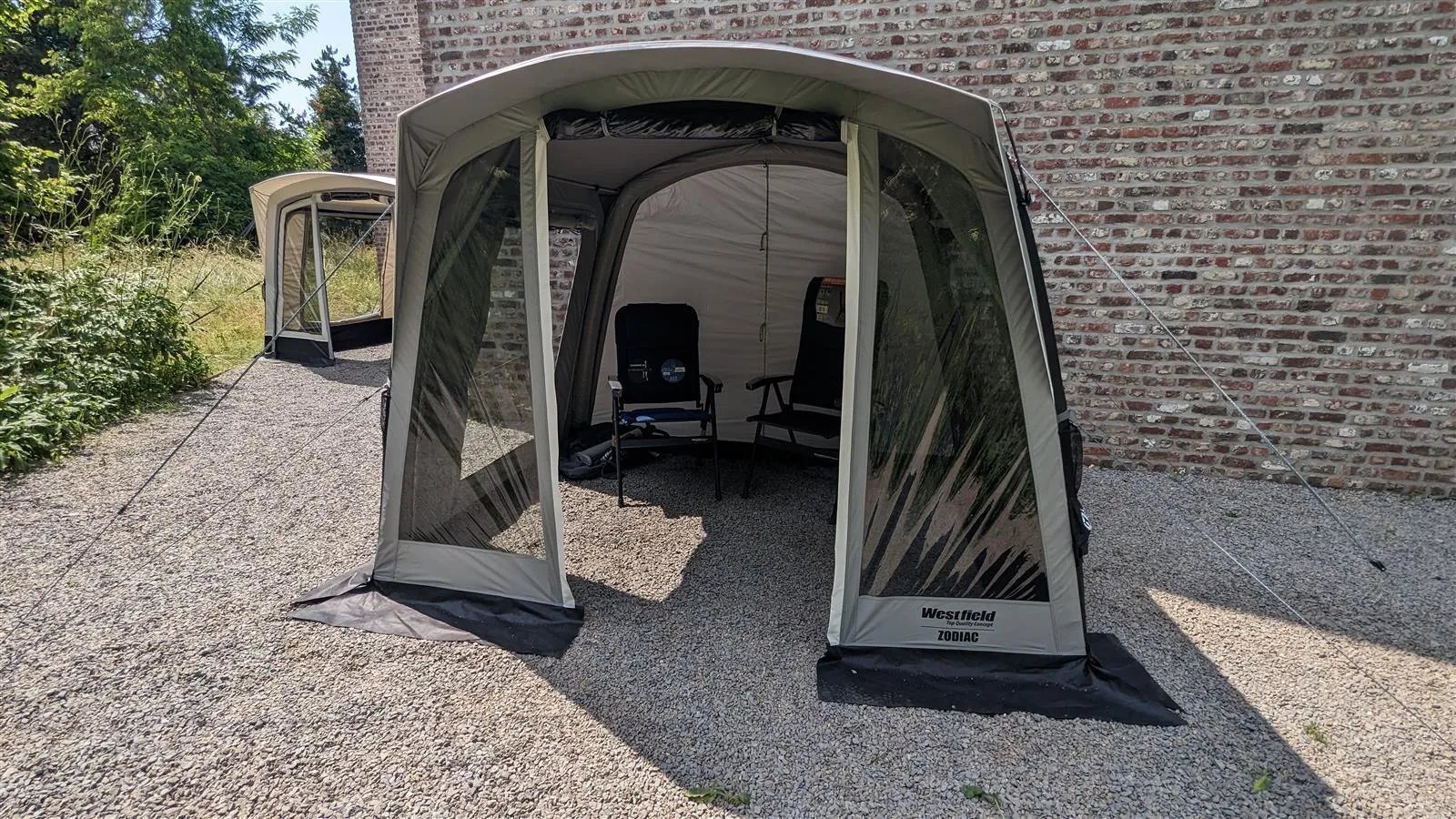 Geöffneter Eingang am Westfield Zodiac Vorzelt mit Blick auf Stühle im Innenraum und seitliche Fensterflächen