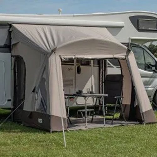 Telta Spirit 290 Vorzelt in offener Frontansicht am Wohnmobil mit sichtbarer Sitzgruppe im Innenbereich