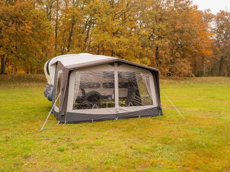 Telta Action 361/391 Wohnwagen Vorzelt mit Frontfenstern und Abspannleinen auf herbstlicher Wiese aufgebaut